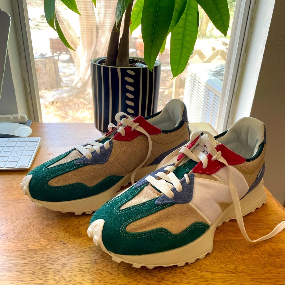 New Balance 327 vintage color way. Great colors!!